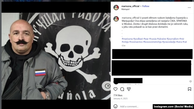 Mario Bojiq pranë flamurit të batalionit “Espanjola”.