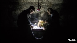 Men play chess during a power cut in Yalta, Crimea, late last month. 