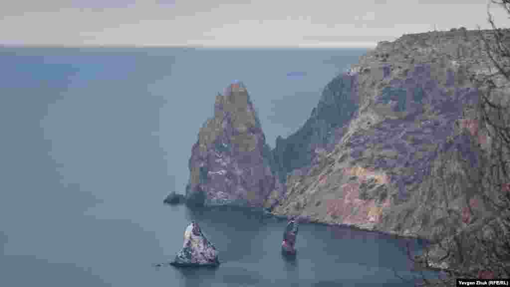 Скалы Орест и Пилад, расположенные в Черном море близ мыса Фиолент. Больше фото&nbsp;здесь