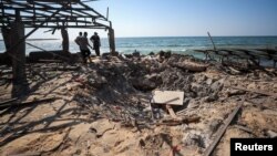 Palestinci na mjest izraelskog zračnog napada na kafeteriju Al-Baqa u Gazi, 30. juna 2025.