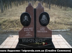 Пам'ятний знак в селі Дігтярівка, в якому 30 жовтня 1708 року зустрілися гетьман України Іван Мазепа і шведський король Карл ХІІ. Чернігівщина