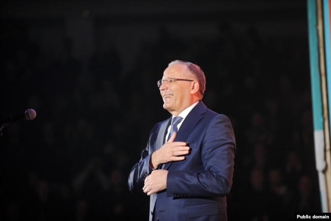 Kreu i partisë më të madhe opozitare, PDK, Bedri Hamza, gjatë një tubimi zgjedhor nëntorin e vitit të kaluar.