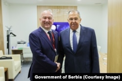 Ministar bez portfelja u Vladi Srbije Nenad Popović sa ruskim šefom diplomatije Sergejem Lavrovim u Sankt Peterburgu, 4. jun 2026.