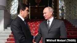 Orsýetiň prezidenti Wladimir Putin (s) we Türkmenistanyň prezidenti Gurbanguly Berdimuhamedow (ç), Aşgabat, 2-nji oktýabr, 2017 (arhiw suraty) 