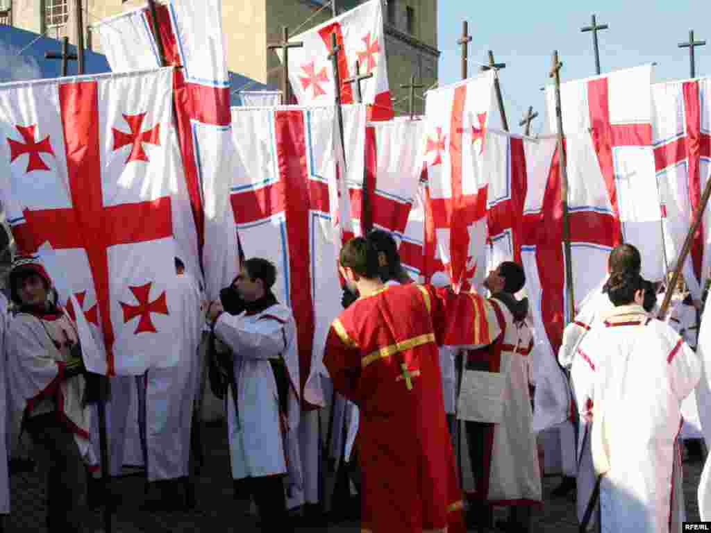 ალილოს საზეიმო მსვლელობა თბილისის ქუჩებში - 7 იანვარს თბილისში, ვარდების მოედნიდან დაიწყო ალილოს საზეიმო მსვლელობა. თეატრალიზებულ მსვლელობას წინ მიუძღოდნენ ანგელოზებად გამოწყობილი პატარები. ალილოში, რომელიც სამების საკათედრო ტაძართან დასრულდა, რამდენიმე ასეულმა ადამიანმა მიიღო მონაწილეობა. შეგროვდა შესაწირი, რომელიც მოგვიანებით ბავშვთა სახლებსა და უმწეოთა თავშესაფრებში გადანაწილდება.
