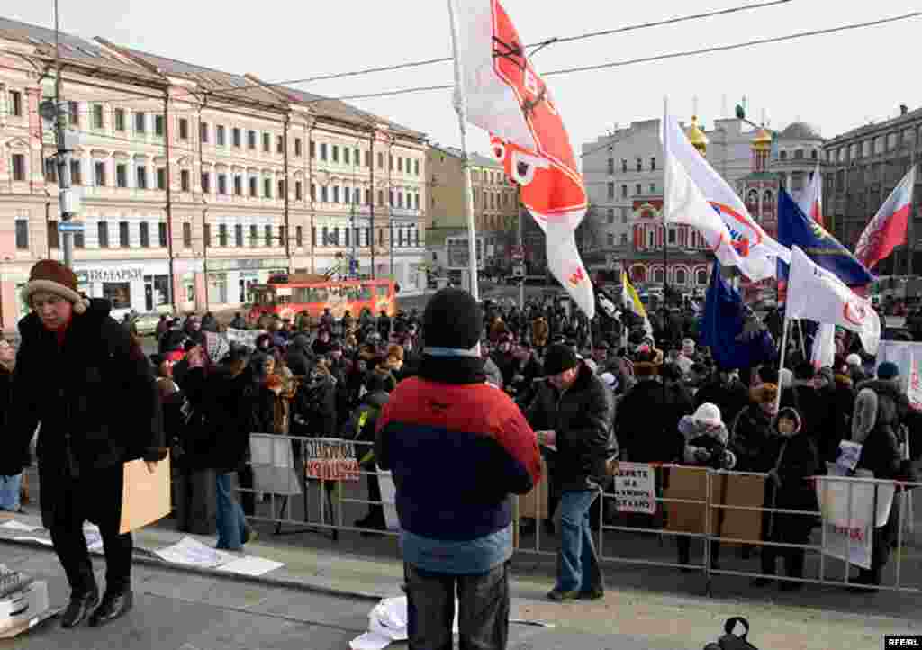 На митинг пришло около 200 человек