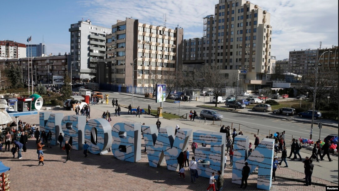 Spomenik "Newborn" u centru Prištine