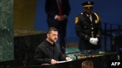Президент України Володимир Зеленський виступає під час загальних дебатів Генеральної асамблеї Організації Об'єднаних Націй у штаб-квартирі ООН у Нью-Йорку 24 вересня 2025 року