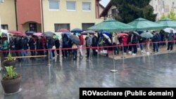 Mii de oameni au stat la coadă și în ploaie pentru a primi prima doză a vaccinului anti-Covid pe 26 și 27 octombrie. Câteva zile mai târziu, interesul s-a redus.