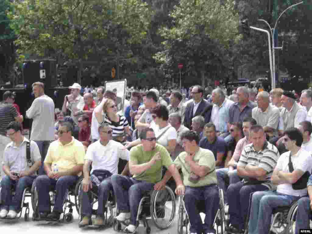 Bosna i Hercegovina - Protesti ratnih veterana - Farmeri i ratni veterani su protestirali u Sarajevu protiv novog zakona.