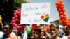 "Dashuria është shumë e bukur për t'u fshehur" shkruan në një nga panot gjatë Paradës së Krenarisë më 1 korrik 2021 të mbajtur në Prishtinë. 