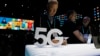 Люди смотрят на телефоны 5G на стенде Samsung во время технической выставки CES во вторник, 7 января 2020 года, в Лас-Вегасе. 