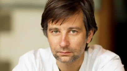 Той е фотограф и артист Използва изкуството за да помага