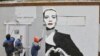 В Петербурге работники коммунальных служб закрашивают граффити с Марией Колесниковой