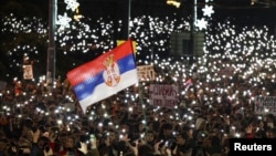 Zastava Srbije na protestu na Slaviji, Beograd, 22. decemar 2024.