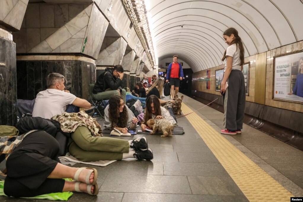 Një vajzë duke shëtitur qenin e saj gjatë strehimit në metro, më 12 korrik.