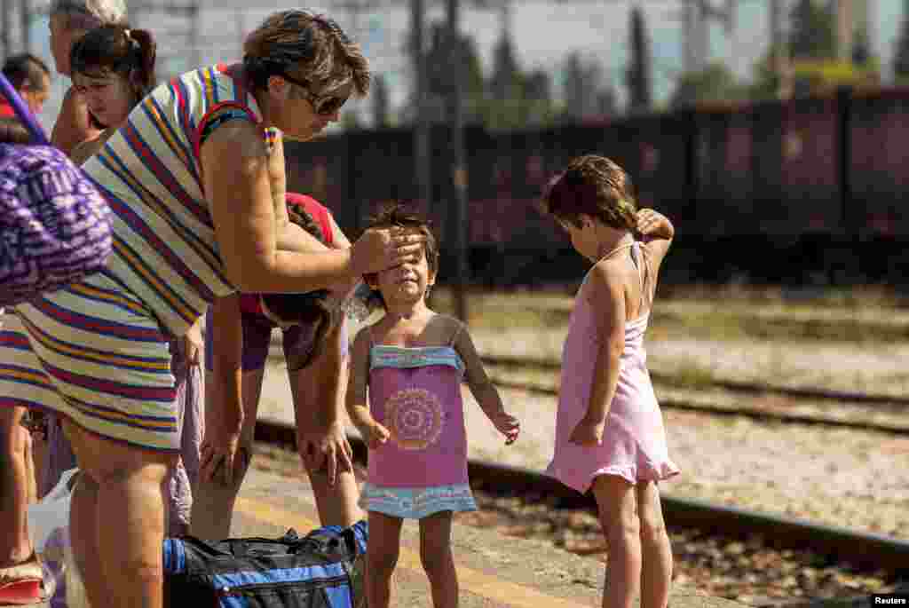 Čekanje na popularni ''voz za kupače'' koji dav puta dnevon prevozi putnike iz Podgorice ka obali, Podgorica, 8. august 2013. Foto: Reuters / Stevo Vasiljević 