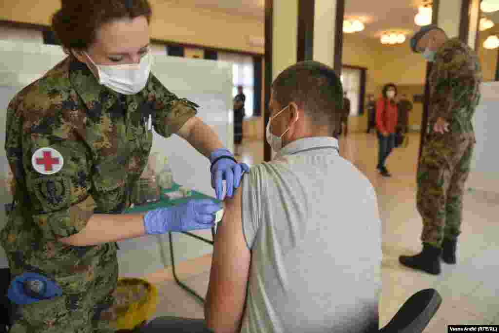 Pripadnica vojnog medicinskog osoblja tokom vakcinacije organizovane u beogradskoj kasarni.