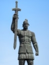 Пам’ятник у Запоріжжі правителю періоду України-Русі, Київському князю Святославу Хороброму (945–972) 