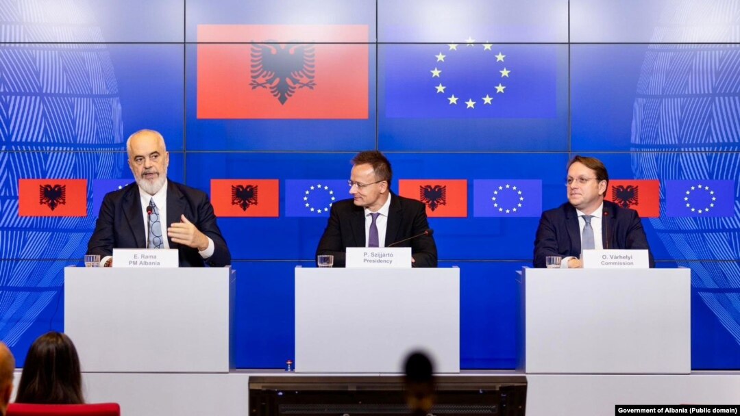 Premierul albanez Edi Rama (stânga), însoțit de ministrul de externe maghiar Peter Szijjarto și comisarul european Oliver Varhelyi, în conferința de presă de marți, 15 octombrie 2024.
