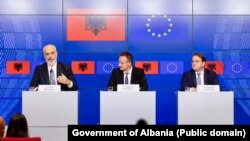 Premierul albanez Edi Rama (stânga), însoțit de ministrul de externe maghiar Peter Szijjarto și comisarul european Oliver Varhelyi, în conferința de presă de marți, 15 octombrie 2024.