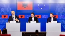 Anunțul vine de la reuniunea miniștrilor europeni la Luxemburg. În imaginea de la conferința de presă de marți, premierul albanez Edi Rama (st), însoțit de ministrul de externe maghiar Peter Szijjarto și comisarul european Oliver Varhelyi.