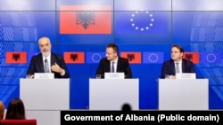 Anunțul vine de la reuniunea miniștrilor europeni la Luxemburg. În imaginea de la conferința de presă de marți, premierul albanez Edi Rama (st), însoțit de ministrul de externe maghiar Peter Szijjarto și comisarul european Oliver Varhelyi.