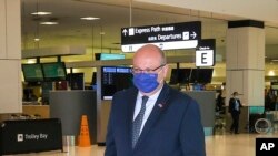 Ambasador Francuske u Australiji Žan-Pjer Tebo na aerodromu u Sidneju, 18. septembar 2021.