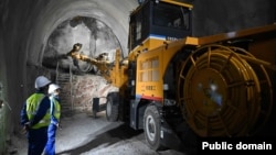 Кытай–Кыргызстан–Өзбекстан темир жолу долбоорунун алкагында курулуп жаткан туннелдин бири.