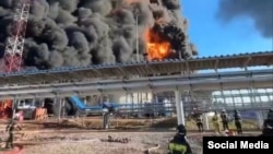 Ukraynanın ardıcıl ikinci gecə zərbəsindən sonra Perm neftvurma stansiyasının ərazisində yanğın.