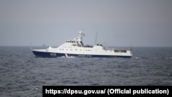 Береговая охрана ФСБ России наблюдает за совместными учениями украинских моряков и фрегата Береговой охраны США Hamilton в Черном море, 10 мая 2021 года