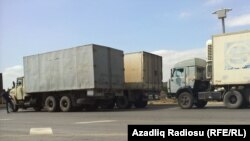 Bakuwda nobata duran ýük ulaglary. Arhiwden alnan surat