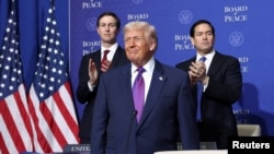 Президент США Дональд Трамп (у центрі) під час відкриття засідання Ради миру, 19 лютого 2026 року