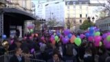 Ekstremistleriň Pariže eden hüjüminiň ýyl dönüminde 130 sany ýel şary asmana uçuryldy.