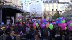 Ekstremistleriň Pariže eden hüjüminiň ýyl dönüminde 130 sany ýel şary asmana uçuryldy.