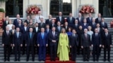 Liderii de grup ai țărilor NATO, în fotografia de grup de după summitul de la Haga.