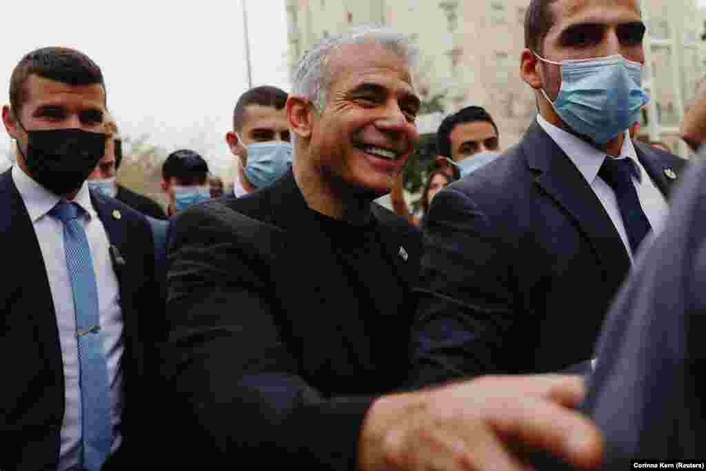 Yair Lapid, a Yesh Atid párt vezetője leadja szavazatát&nbsp;