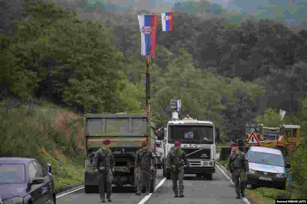 Vojnici KFOR-a na graničnom prelazu Jarinje između Srbije i Kosova nakon što su na prelaze stigle specijalne policijske snage ROSU kako bi obezbedile provedbu reciprociteta vezanog za registarske tablice. Srpska strana je podigla barikade kao odgovor, 28. septembar 2021.