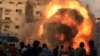Palestinezët duke ikur pasi Izraeli sulmon një ndërtesë në Qytetin e Gazës më 7 shtator 2025. 