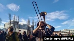 Jedan od okupljenih ispred Skupštine Vojvodine trombonom pravi buku, 17. decembar 2024.