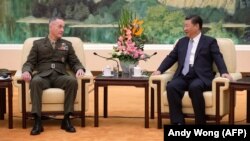 Председатель КНР Си Цзиньпин и глава Объединенного комитета начальников штабов США генерал Джозеф Данфорд, 17 августа 2017.