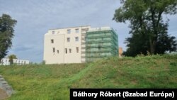 2,28 milliárd uniós forrás, egy gyújtogatás, két generálkivitelező és megannyi idő. Fordulatos várfelújítás Kisvárdán