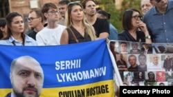 Татьяна Зеленая (в центре), сестра Сергея Лихоманова на демонстрации в поддержку политзаключенных
