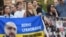 Татьяна Зеленая (в центре), сестра Сергея Лихоманова на демонстрации в поддержку политзаключенных
