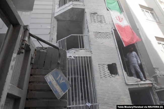Një burrë shikon nga një ndërtesë e dëmtuar në Teheran gjatë luftës së SHBA-së dhe Izraelit me Iranin.<br></br>Kjo fotografi është realizuar nga fotoreporterja iraniane Yalda Moaiery, e cila më 8 gusht mësoi se ishte dënuar me 15 vjet burgim për punën e saj.