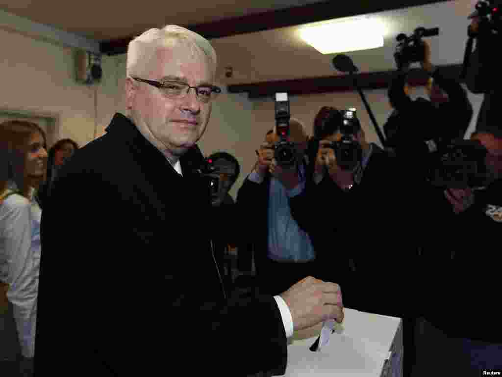 Predsjednik Hrvatske Ivo Josipović na birali&scaron;tu u Zagrebu, 4. prosinac 2011.