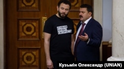 Народний депутат Олександр Дубінський заявив, що вимагав відкриття кримінальної справи проти Андрія Деркача (праворуч)