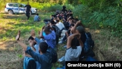 Migranti koje je policija otkrila u blizini Gradiške, 2. augusta 2026.