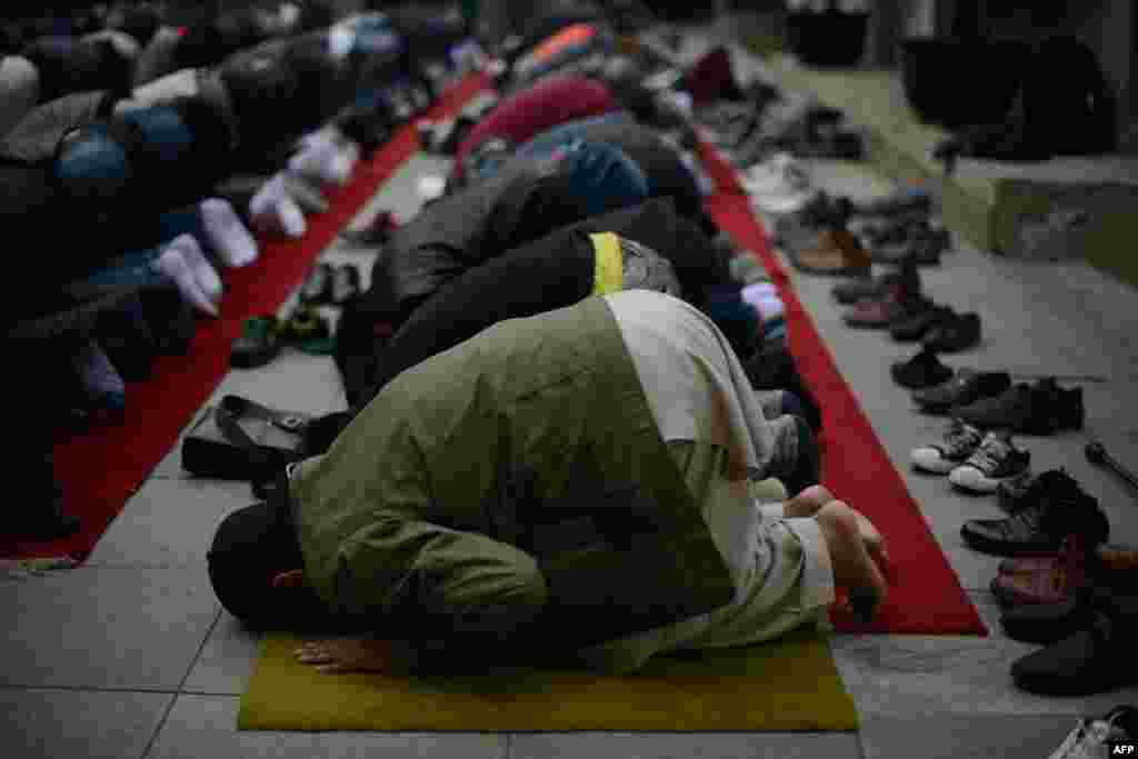 Rugăciunea de vineri la o moschee din Beijing, China