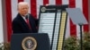 АҚШ президенті Дональд Трамп шетелден келетін тауар түрлеріне баж салығын салу туралы кестені көрсетіп тұр. Ақ үй, Вашингтон, 2 сәуір, 2025 жыл.